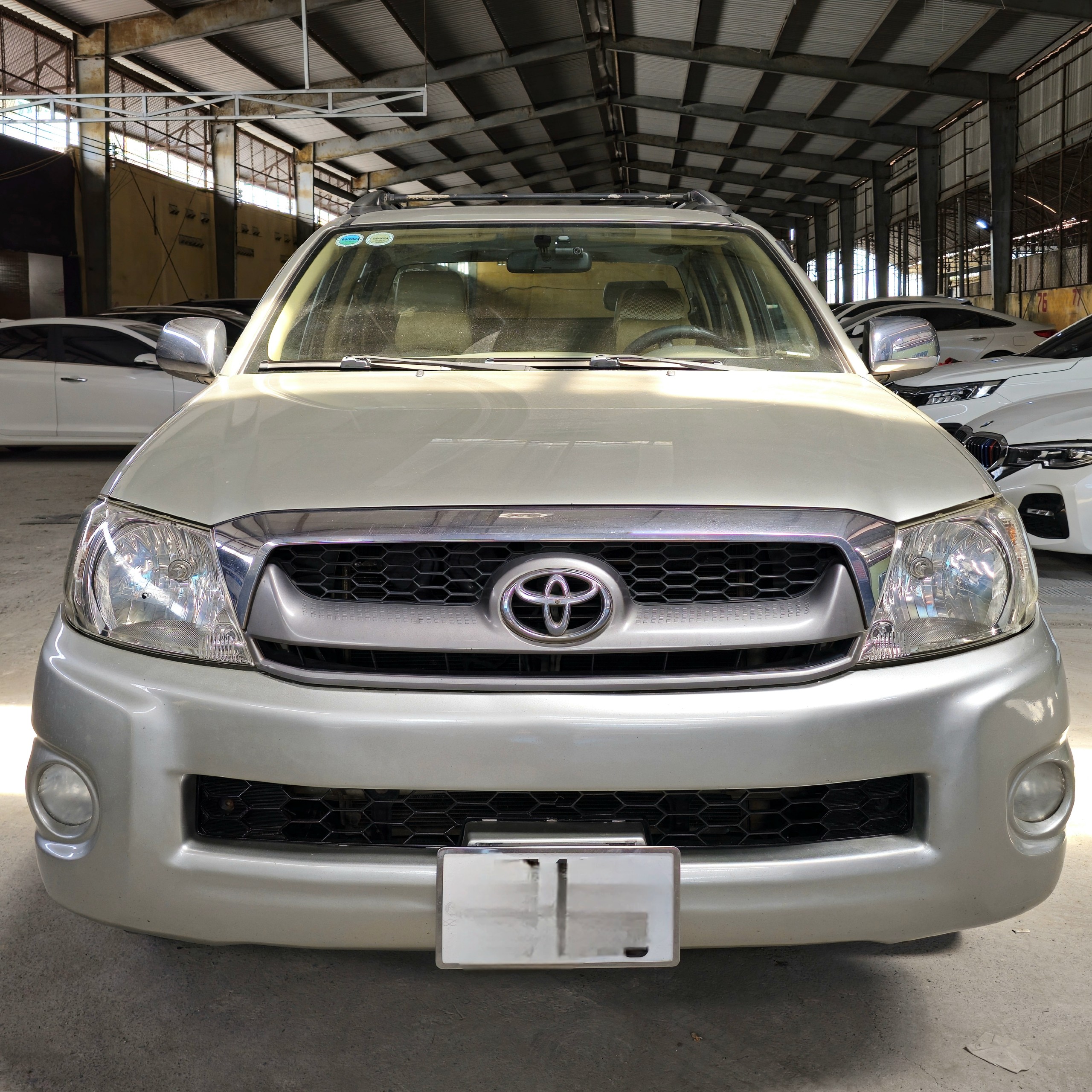 Bán xe Toyota Hilux E năm 2010, màu bạc, giá chỉ 288 triệu