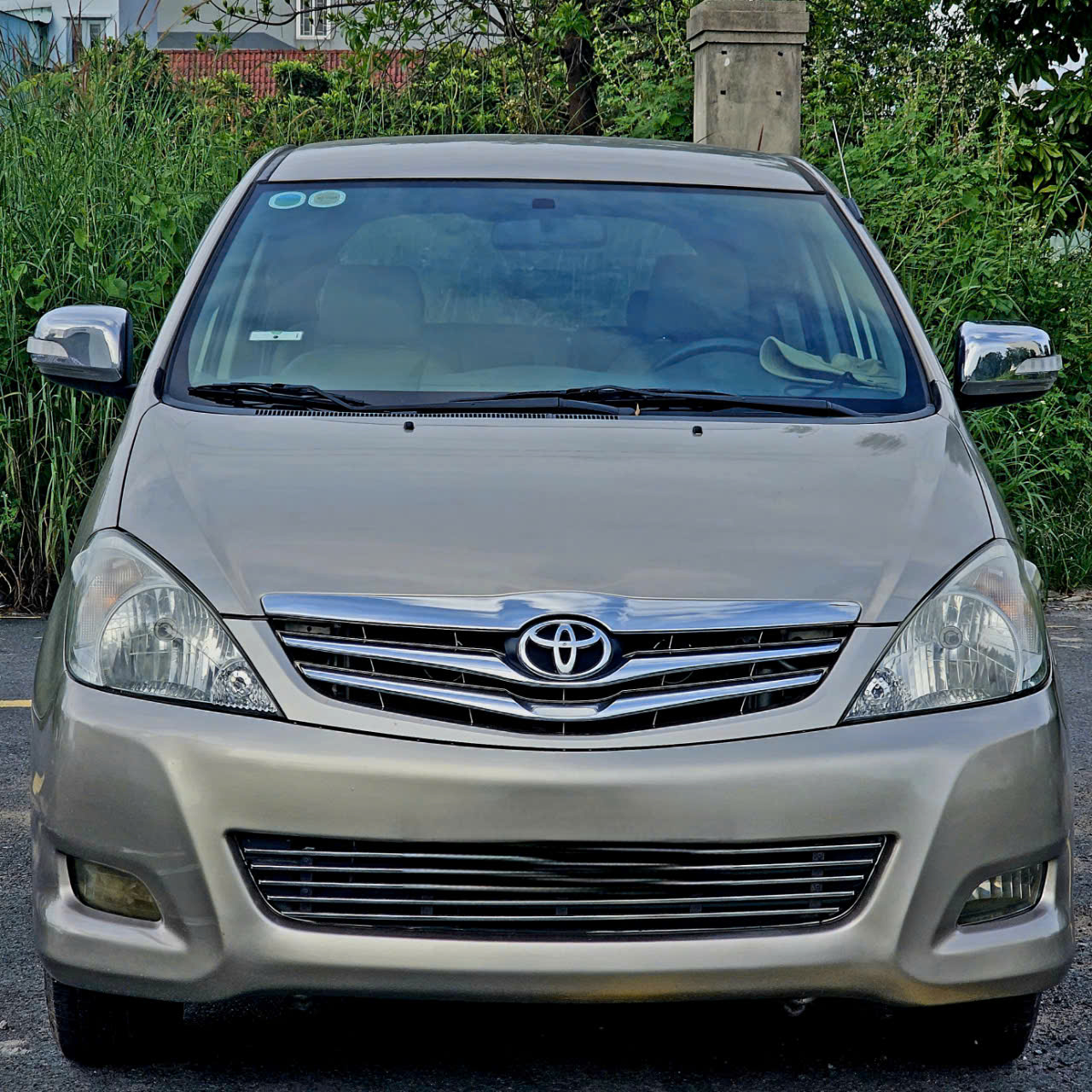 Toyota Innova 2.0V 2011 số tự động đi chỉ 8 vạn sơn zin toàn xe.